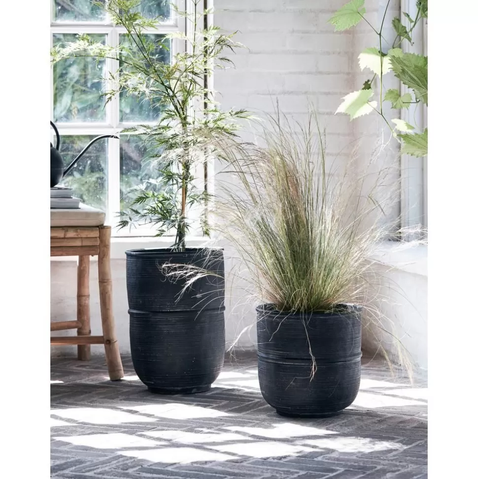 handgefertigter_ubertopf_ground_mit_geriffelter_oberflache_5-2.webp Shop House Doctor Handgefertigter Ubertopf Ground Mit Geriffelter Oberflache