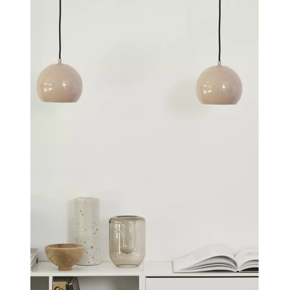 kleine_kugelpendelleuchte_ball_2-8.webp Cheap Frandsen Kleine Kugel-Pendelleuchte Ball